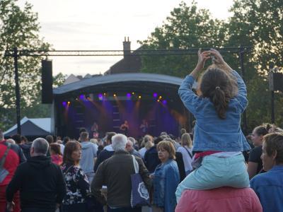 Festivités du 13 juillet - La foule danse et chante © Ville de La Madeleine