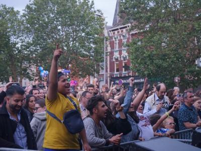Festivités du 13 juillet - La foule danse et chante © Ville de La Madeleine