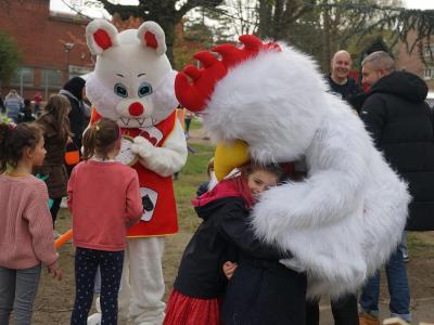Chasse aux œufs 2023 : un lapin et une poule géante avec les enfants dans le Parc Malraux © Ville de La Madeleine