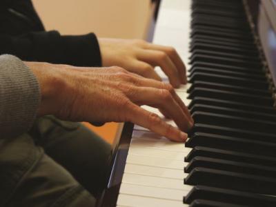 Photo de main jouant du piano © Ville de La Madeleine