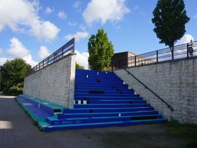 Photo de la fresque "À quai" du Studio Les Canailles sur l'escalier menant en bords de Deûle, 2022 © Ville de La Madeleine