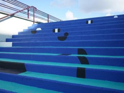 Photo d'un détail la fresque "À quai" du Studio Les Canailles sur l'escalier menant en bords de Deûle, 2022 © Ville de La Madeleine