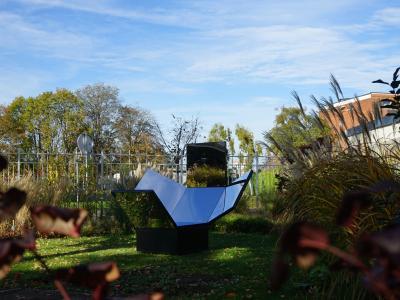 Photo de l'œuvre de Quentin Carnaille "Équilibre", visible dans la jardin de la Médiathèque © Ville de La Madeleine
