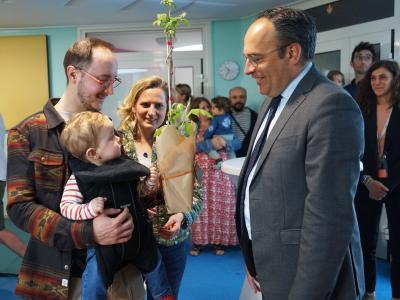 Monsieur le Maire, des parents et leur enfant à la Fête des Famille © Ville de La Madeleine