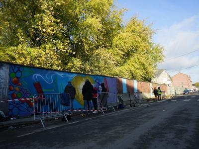 Photo de la fresque de Sancé (collectif Epsilone) avec les ados du Centre Moulin en cours de réalisation, 2019 © Ville de La Madeleine