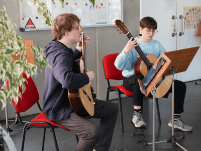 Photo d'élèves guitaristes au Conservatoire © Ville de La Madeleine