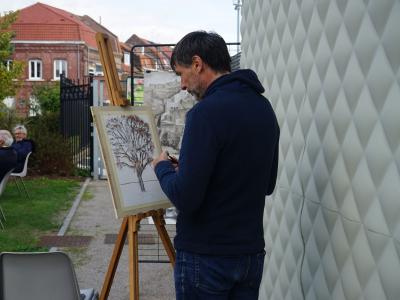 Jardins en fête : un artiste en train de peindre au Square du Tissage | © Ville de La Madeleine