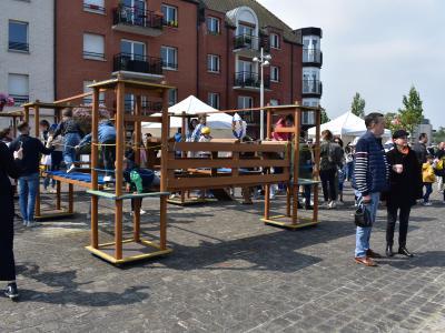 Ma Deûle et Moi 2023 Des enfants jouent sur une structure en bois © Ville de La Madeleine