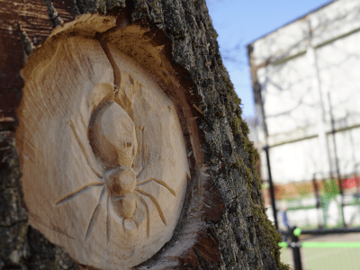 Photo de la sculpture sur l'arbre © Ville de La Madeleine