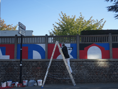 Photo de la fresque de LEM en cours de réalisation sur le mur extérieur du cimetière, 2021 © Ville de La Madeleine