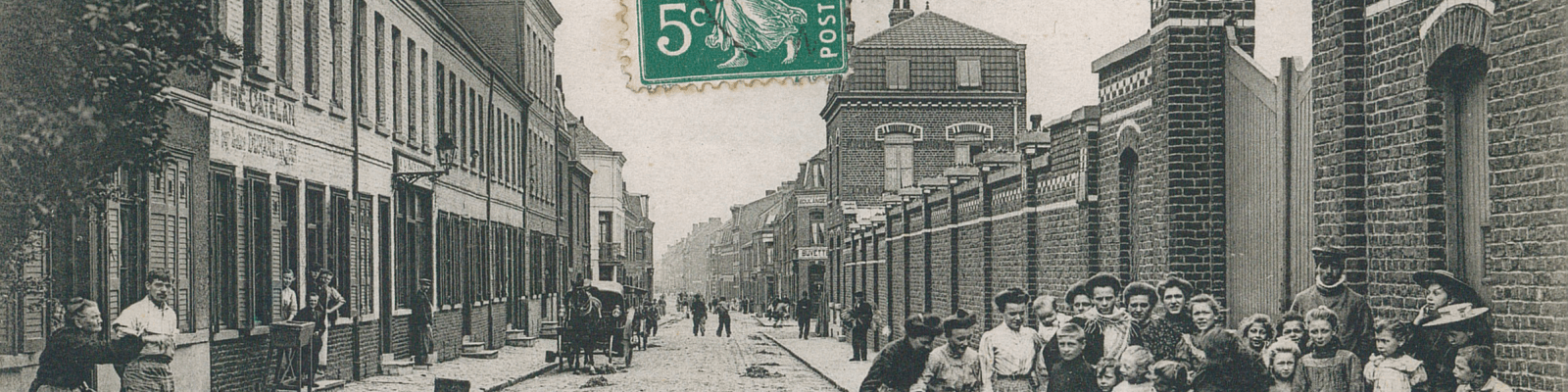 Sortie des ouvriers de l'usine Huet dans les années 1920 © Archives municipales de La Madeleine, fonds Christian Janssens, 1Z 49